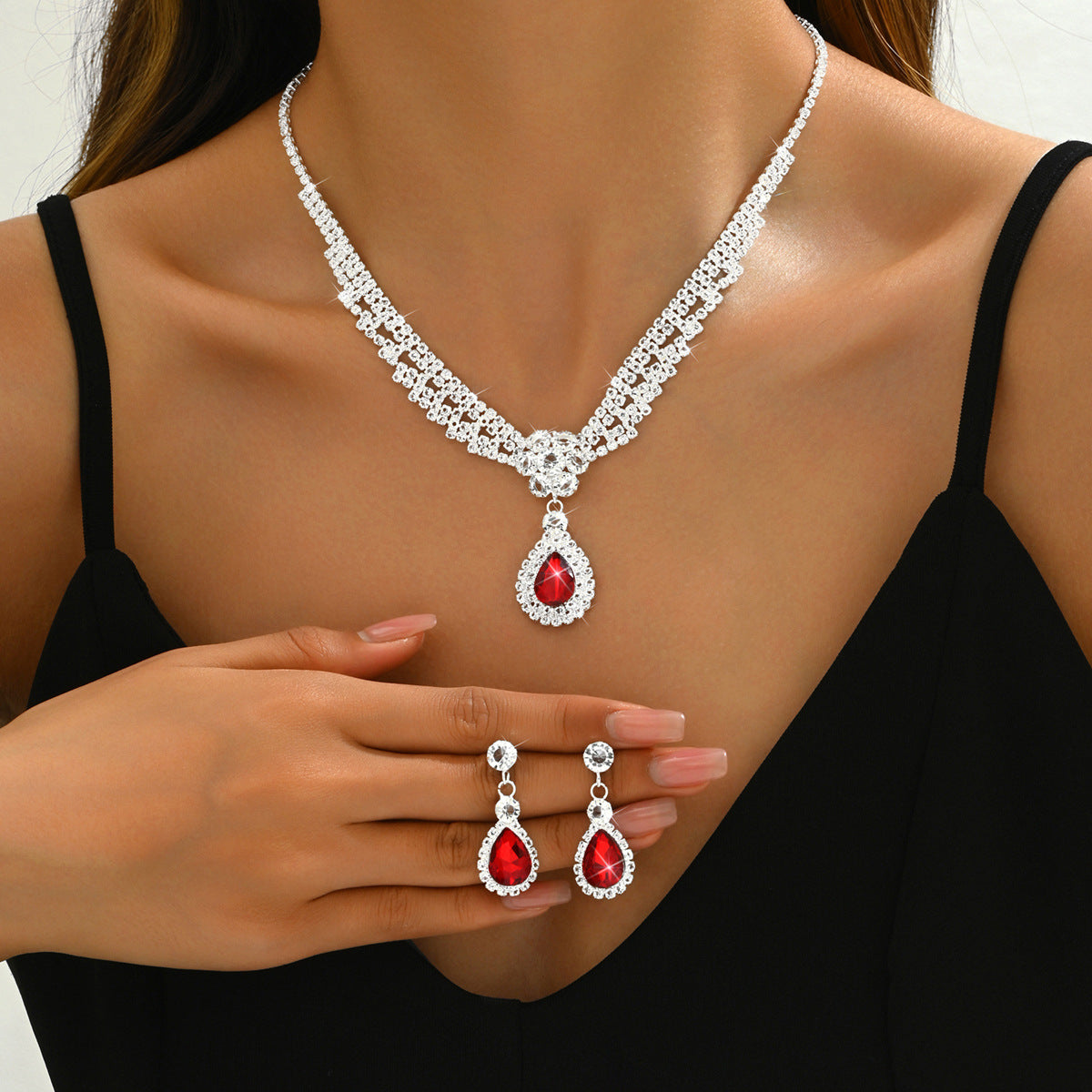 Stylish And Chic Diamond-studded Teardrop Flower Necklace And Earring Set