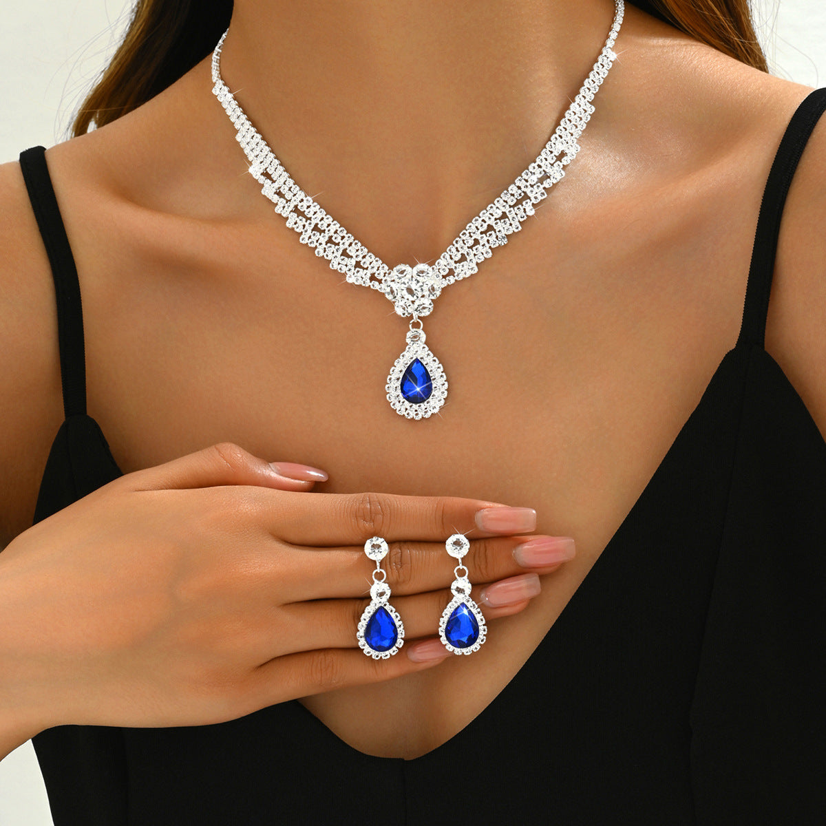 Stylish And Chic Diamond-studded Teardrop Flower Necklace And Earring Set